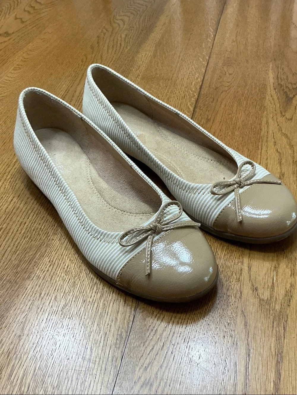 Woman’s AEROSOLES tan/white stripe flat with toe cap. Size 8.5. Bow.